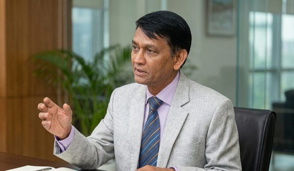 মঞ্চ থেকে ওটিটি—আজিজুল হাকিমের পাঁচ দশকের পথচলা উঠে আসছে বইয়ে