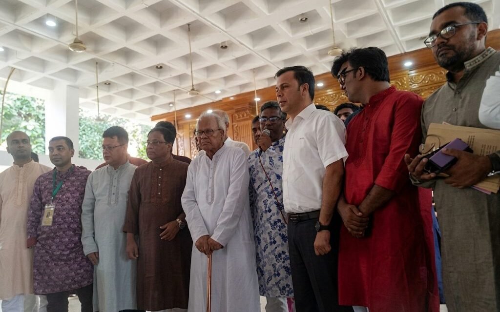 Rizvi visits puja at Jagannath Hall: holiday of three days, rice allocation for mandaps raised to 600kg