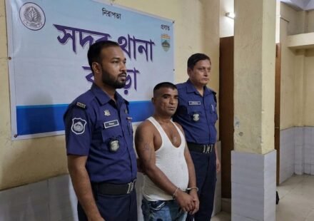 দত্তবাড়ি স্ট্যান্ডে পুলিশের ওপর চড়াও স্বজনেরা, গ্রেপ্তার ২৮ মামলার আসামি