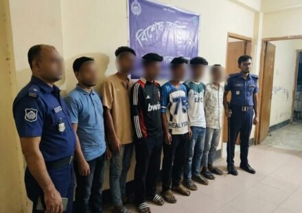 ১৮ থানায় রাতভর একযোগে অভিযান: কুমিল্লায় কিশোর গ্যাং, মাদক ও ছিনতাইবিরোধী তৎপরতায় আটক ২৭৫, মুচলেকায় ছাড়া ১৩৩