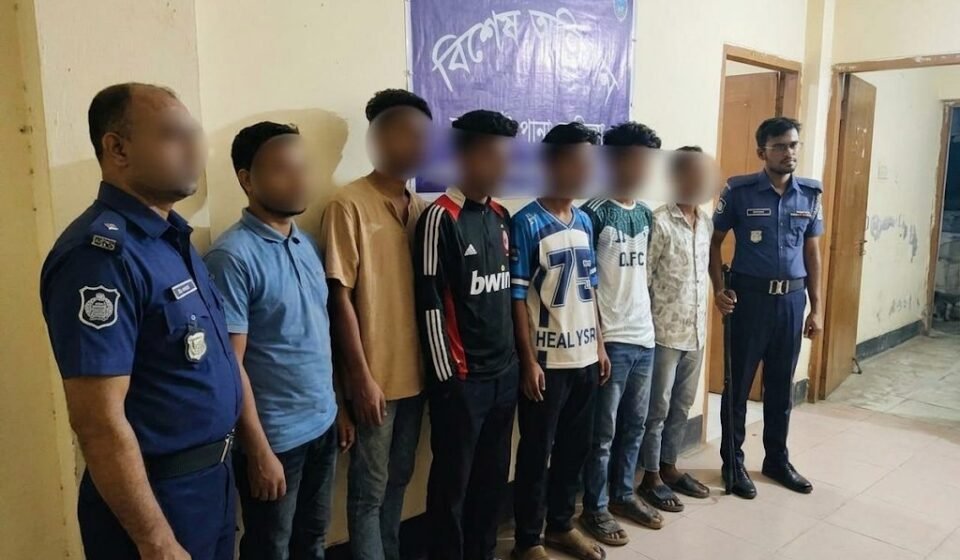 ১৮ থানায় রাতভর একযোগে অভিযান: কুমিল্লায় কিশোর গ্যাং, মাদক ও ছিনতাইবিরোধী তৎপরতায় আটক ২৭৫, মুচলেকায় ছাড়া ১৩৩