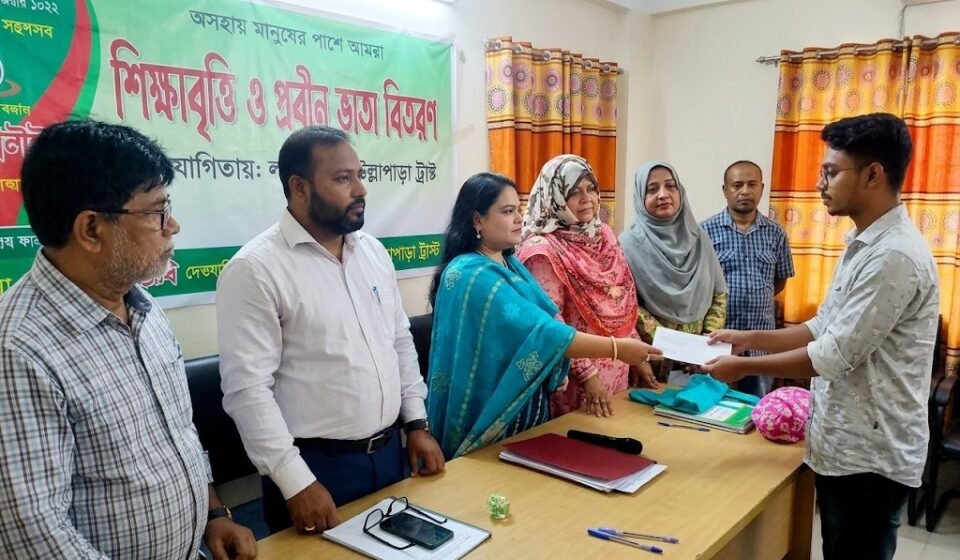 জনপ্রতি ১ হাজার ৫০০ টাকা: বগুড়ায় মুনলাইট ডেভেলপমেন্ট সোসাইটির ভাতা পেলেন ৬৩ প্রবীণ, বৃত্তি ৩৩ শিক্ষার্থীর